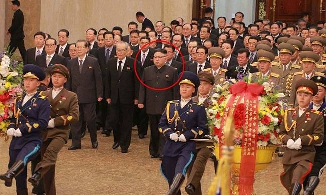 Η πρώτη δημόσια εμφάνιση του Κιμ Γιονγκ Ουν μετά τη δολοφονία του αδελφού του (εικόνες)