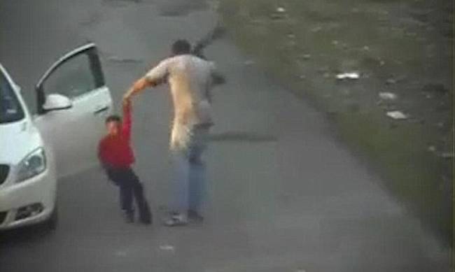 Βίντεο σοκ: «Σάπισε στο ξύλο» με τη ζώνη του ένα 7χρονο παιδί επειδή έκλεψε φορτιστή κινητού