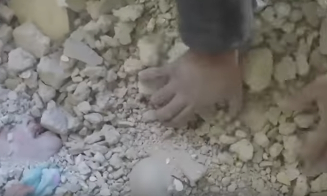 Ελπίδα στο Χαλέπι: Έβγαλαν ζωντανό κοριτσάκι που είχε θαφτεί στα ερείπια (Προσοχή! Σκληρές εικόνες)