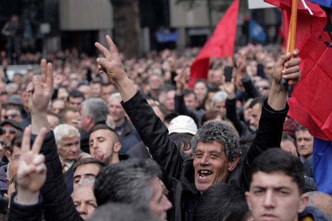 Χάος στην Αλβανία: Η αντιπολίτευση καλεί σε «πολιτική ανυπακοή»