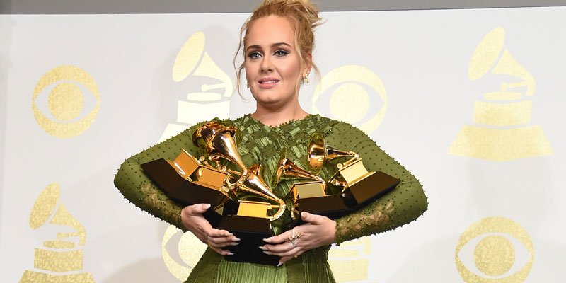 Η Adele σάρωσε στα βραβεία Grammy και εκθρόνισε την Beyonce! (εικόνες)