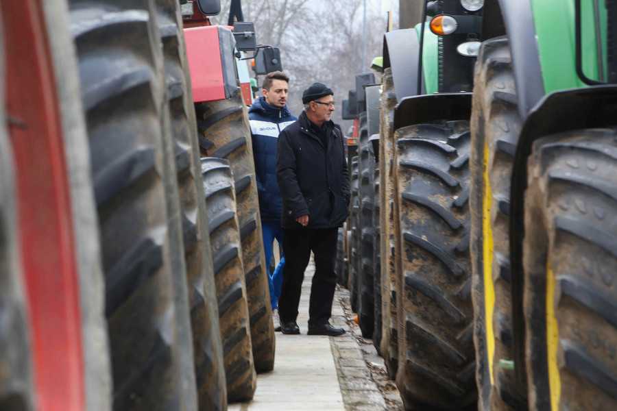 Αποκλεισμός της εθνικής οδού Λάρισας-Κοζάνης από αγρότες