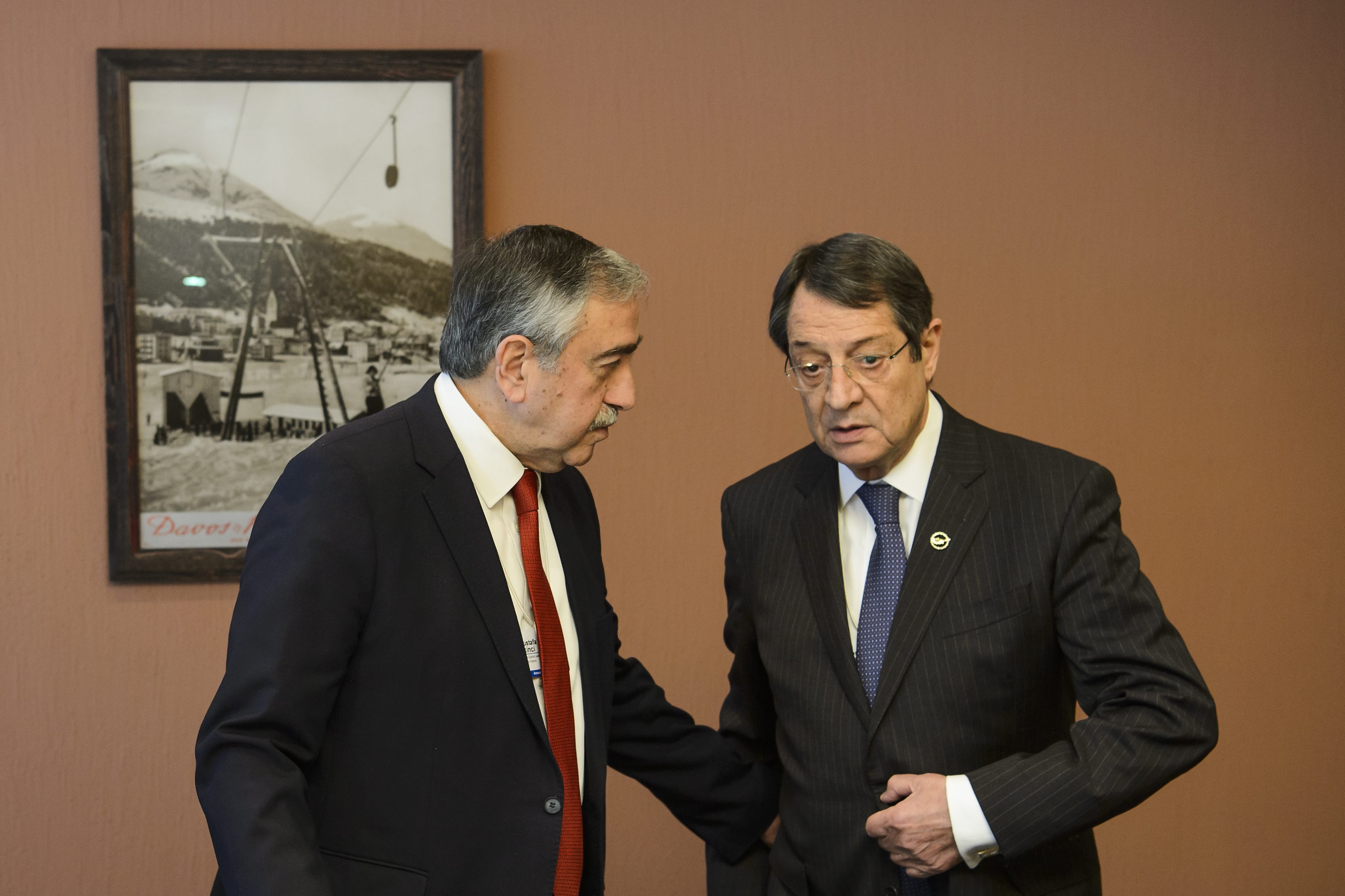 Νέος γύρος επαφών για το Κυπριακό - Σήμερα η συνάντηση Αναστασιάδη-Ακιντζί