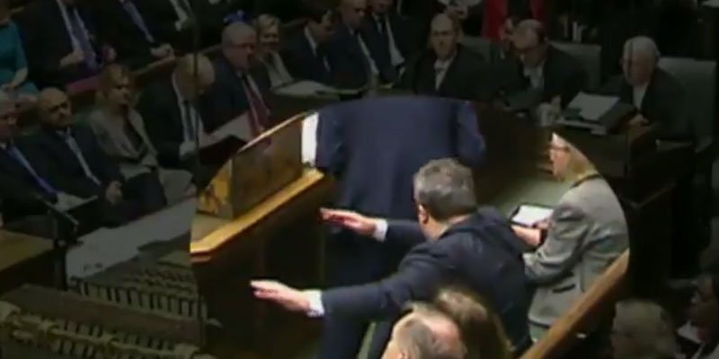 Viral video: Βρετανός βουλευτής κάνει «dab» μέσα στο Κοινοβούλιο!