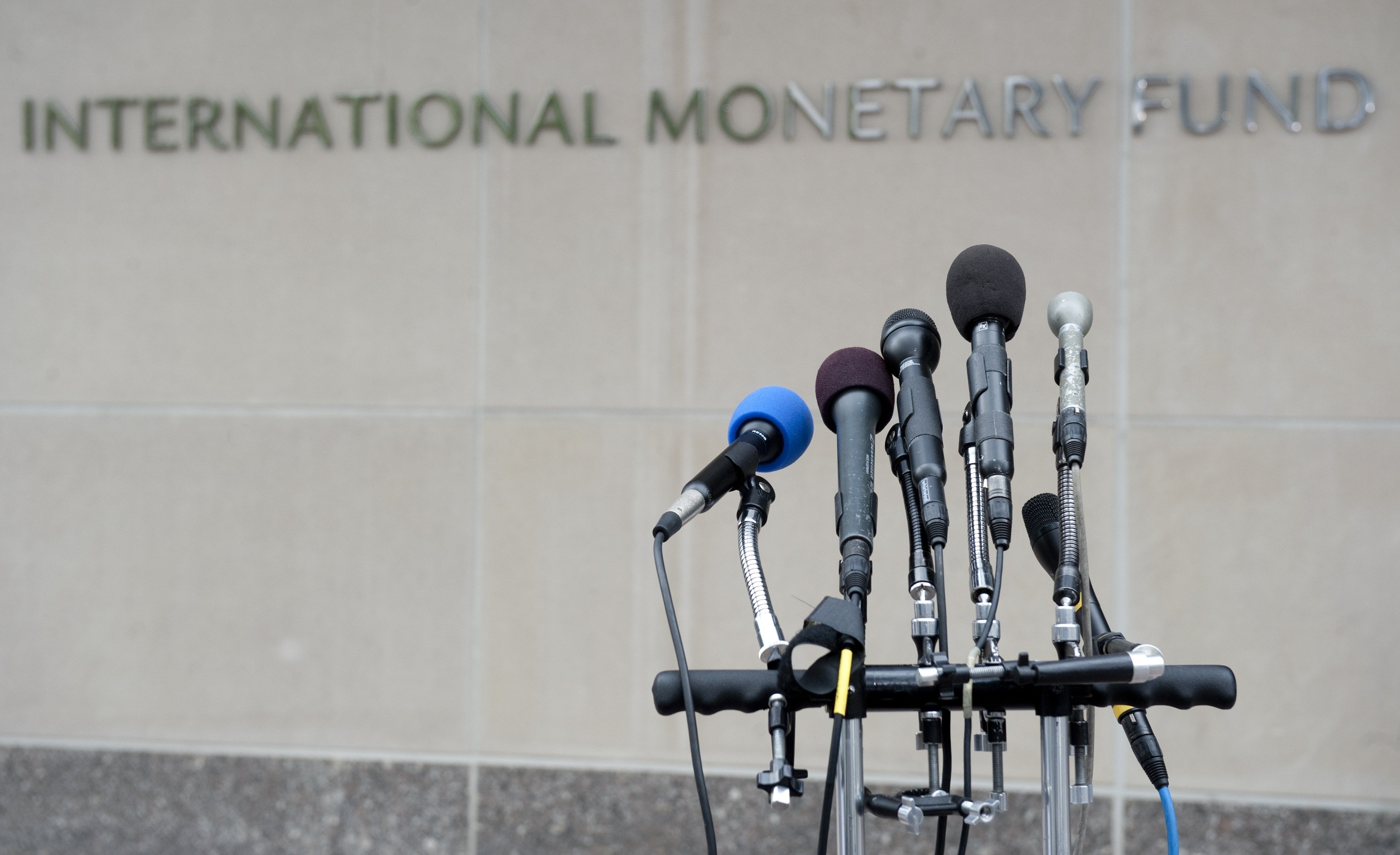 ΔΝΤ: Περαιτέρω ελάφρυνση χρέους, αλλά μειώσεις σε συντάξεις και αφορολόγητο