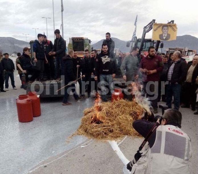 Συνεχίζονται οι κινητοποιήσεις: Κτηνοτρόφοι έριξαν γάλα και έβαλαν φωτιά σε ζωοτροφές στη Μελούνα