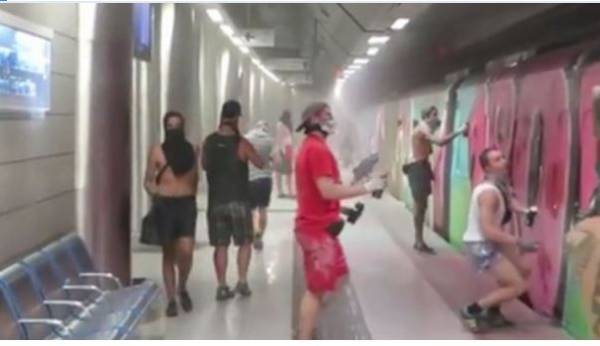 Πρωτοφανές: Γερμανοί βάφουν με σπρέι τα βαγόνια του μετρό στην Δουκίσσης Πλακεντίας (ΒΙΝΤΕΟ)