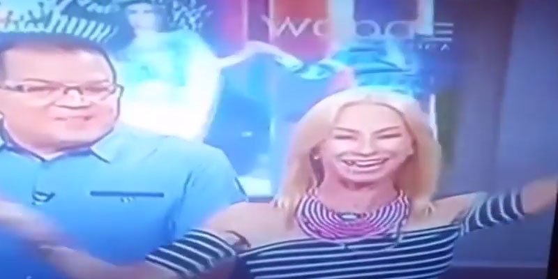 Viral video: Παρουσιάστρια γέλασε δυνατά και έχασε το δόντι της στον αέρα εκπομπής