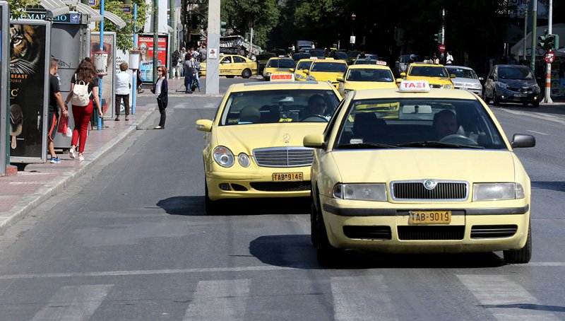 Διαμαρτυρία αυτοκινητιστών ταξί στα γραφεία της ΝΔ για την πλατφόρμα Uber