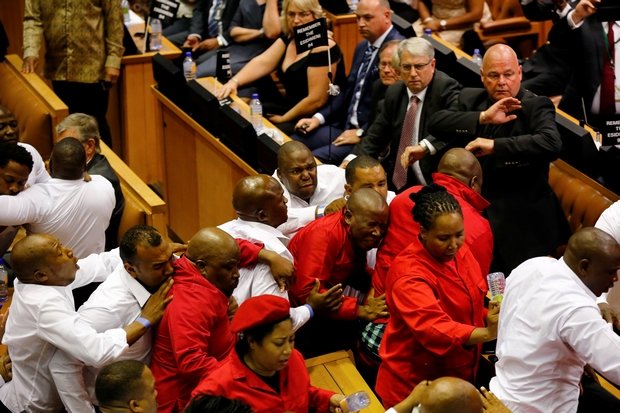 Άγριο ξύλο στο κοινοβούλιο Ν. Αφρικής (Βίντεο- Φωτο)