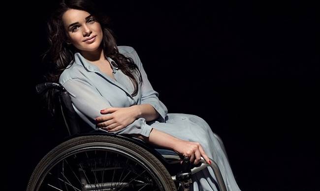 Αλεξάντρα Κούτας: Το μοντέλο σε αναπηρικό καρότσι που σπάει τα ταμπού (pics+vid)