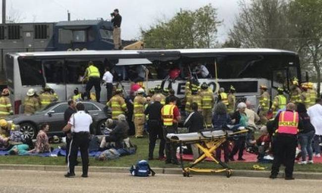 ΗΠΑ: Τρένο συγκρούστηκε με λεωφορείο - Τρεις νεκροί και πολλοί τραυματίες