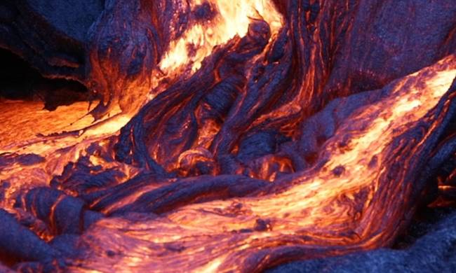 Εντυπωσιακές εικόνες από το ηφαίστειο που βγάζει μπλε λάβα!