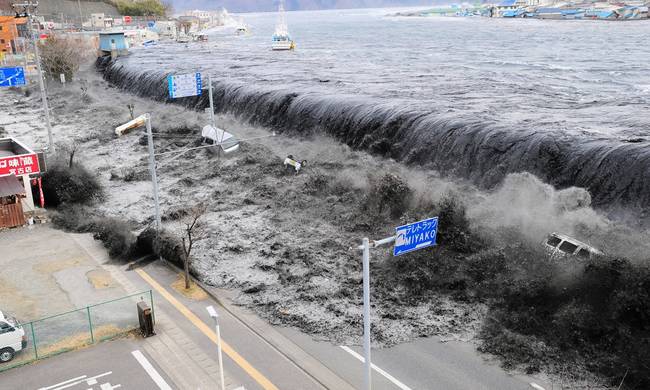 Η μέρα που συγκλόνισε την Ιαπωνία: Σαν σήμερα o σεισμός 9 Ρίχτερ, το τσουνάμι και η Φουκουσίμα (Φωτό-video)