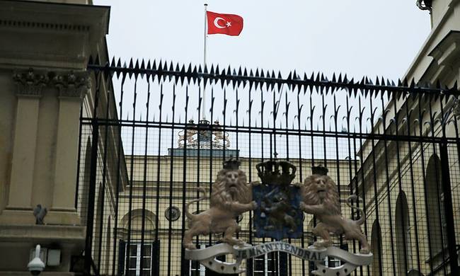«Τραβάνε το σχοινί» οι Τούρκοι: Κατέβασαν την ολλανδική σημαία από το προξενείο της Κωνσταντινούπολης (video)