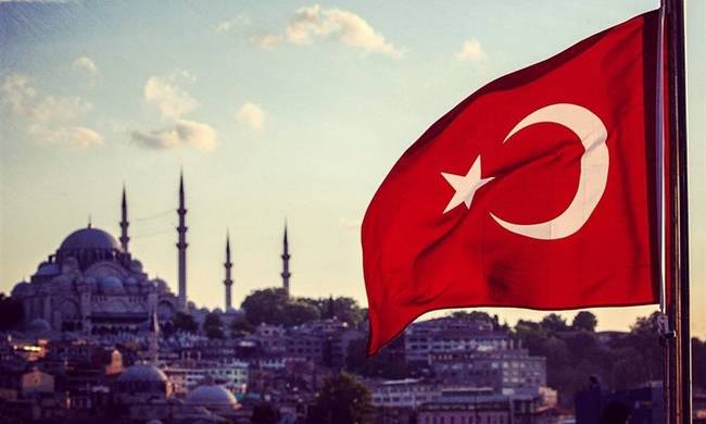 Κώδωνα κινδύνου κρούει η Κομισιόν για την Τουρκία: «Προσοχή! Κάνετε επικίνδυνο βήμα προς τα πίσω»