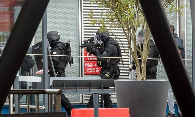Παρίσι: Ο δράστης της επίθεσης στο Ορλί νωρίτερα πυροβόλησε αστυνομικό