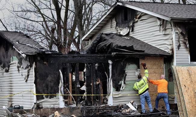 Οικογενειακή τραγωδία-μυστήριο: Ο πατέρας νεκρός από σφαίρα, η μητέρα πνίγηκε και το σπίτι κάηκε