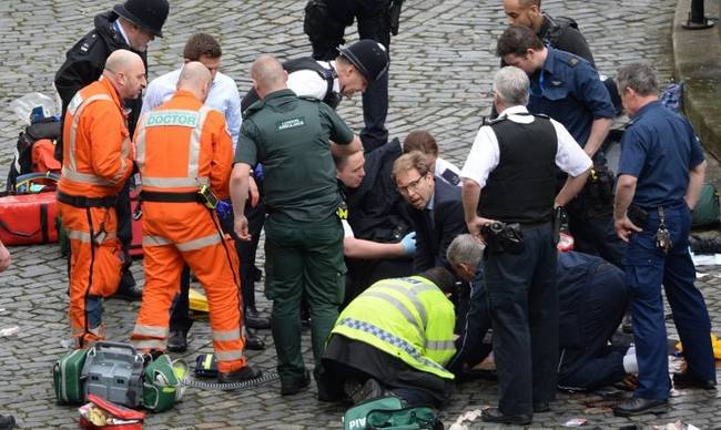 Επίθεση στο Λονδίνο: Θαρραλέος βουλευτής έτρεξε να βοηθήσει τον μαχαιρωμένο φρουρό (pics)