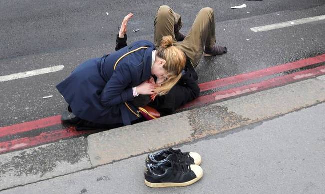 Δείτε καρέ-καρέ πώς εκτυλίχθηκε η επίθεση στο Λονδίνο- (Προσοχή! Σκληρές εικόνες)