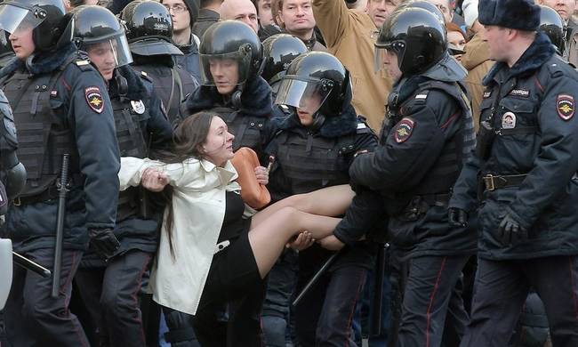 Δριμύ κατηγορώ των ΗΠΑ κατά τη Ρωσίας για τις συλλήψεις εκατοντάδων διαδηλωτών (Pics+Vids)