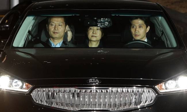Στη φυλακή για σκάνδαλο διαφθοράς η πρόεδρος της Νότιας Κορέας (Vid)