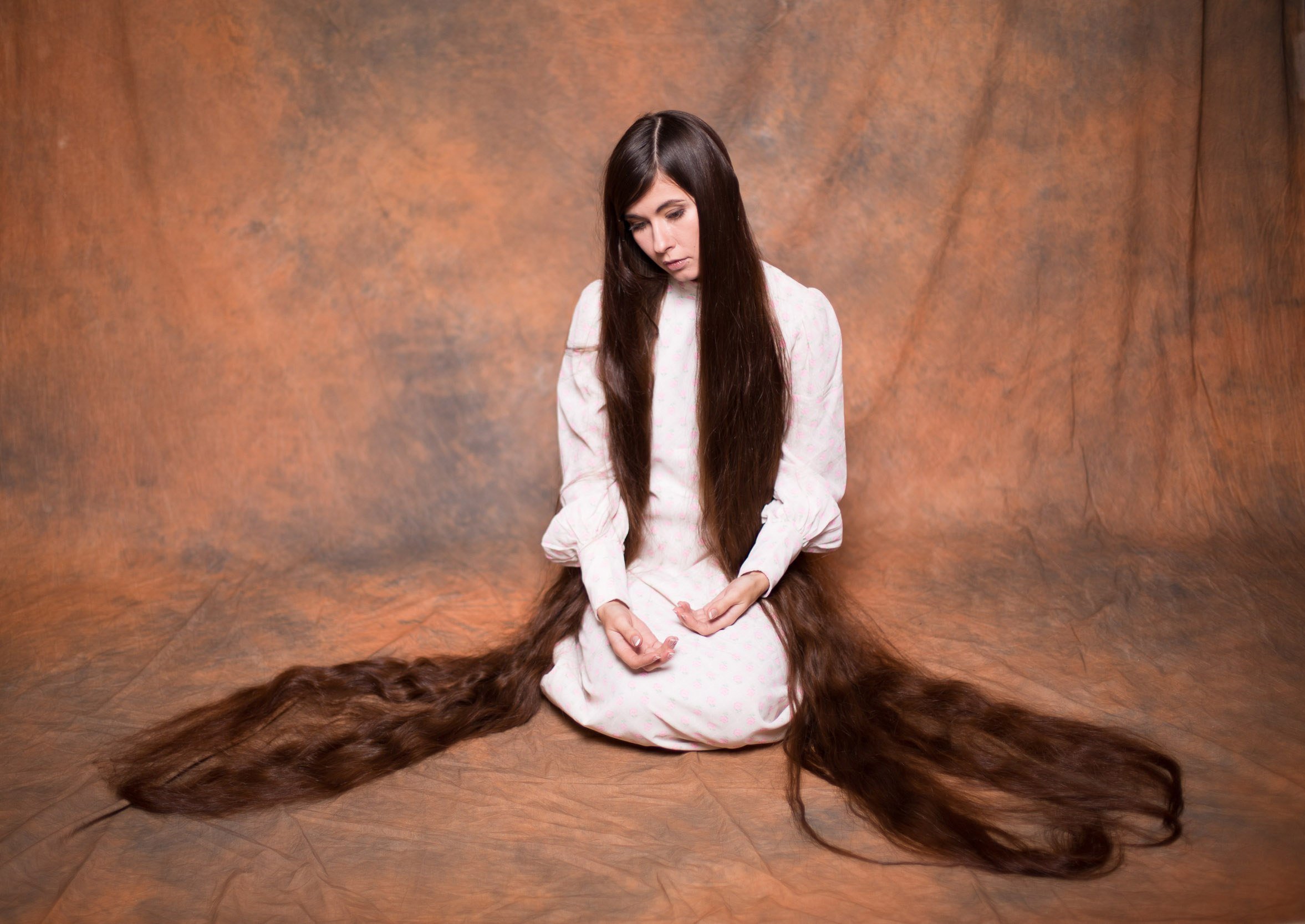 Αυτή είναι η γυναίκα με τα πιο μακριά μαλλιά στον κόσμο – Έχουν μήκος 2,2 μέτρα! (ΦΩΤΟ)