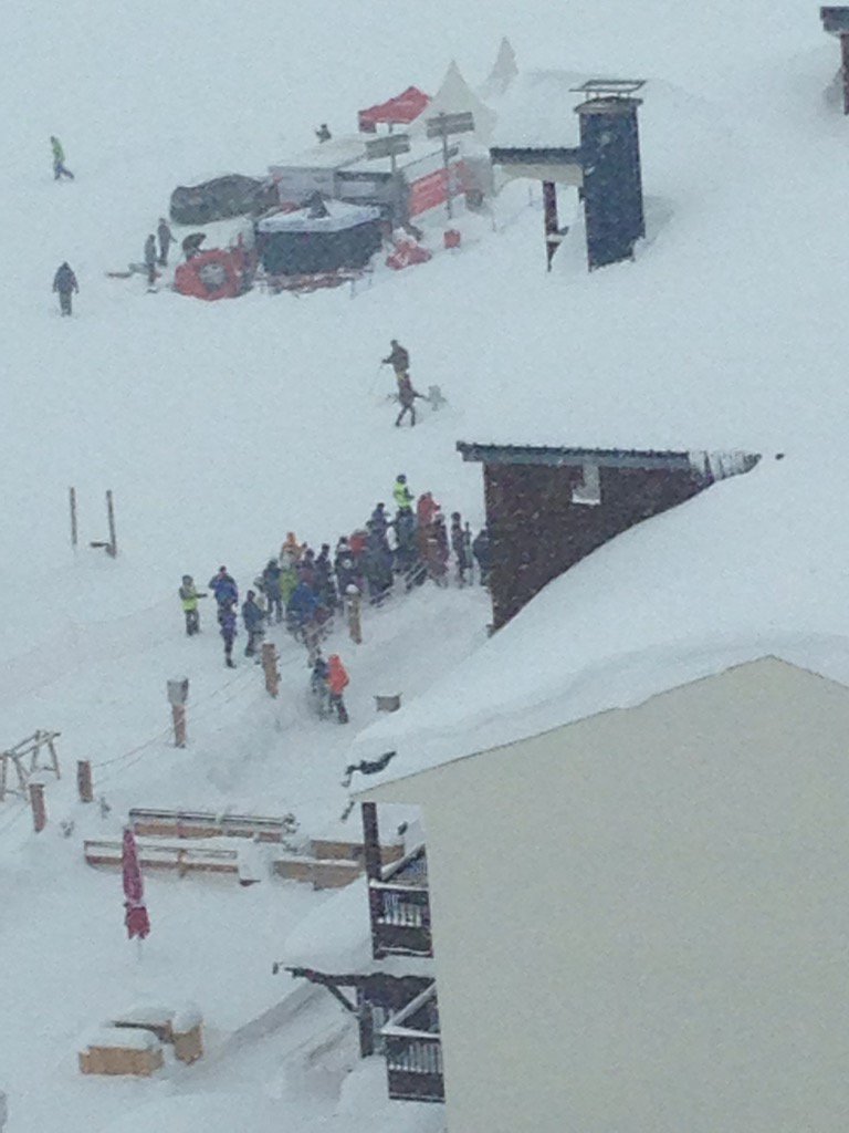 Συναγερμός στη Γαλλία: Δεκάδες εγκλωβισμένοι από το χτύπημα χιονοστιβάδας στις γαλλικές Άλπεις