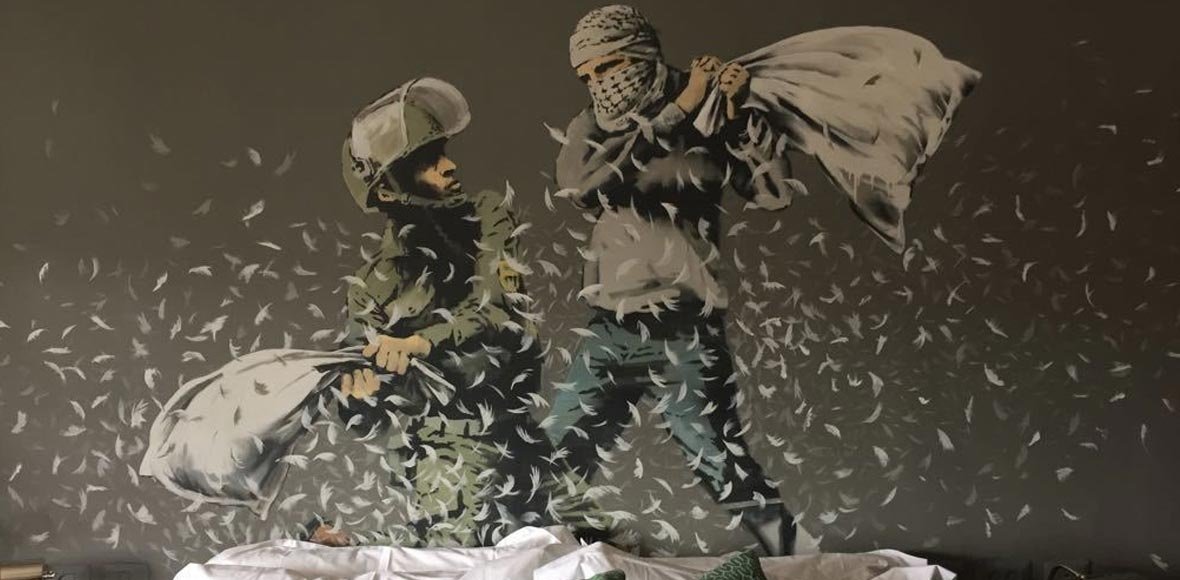 Ο Banksy «ξαναχτυπά» με ένα ηχηρό μήνυμα ειρήνης