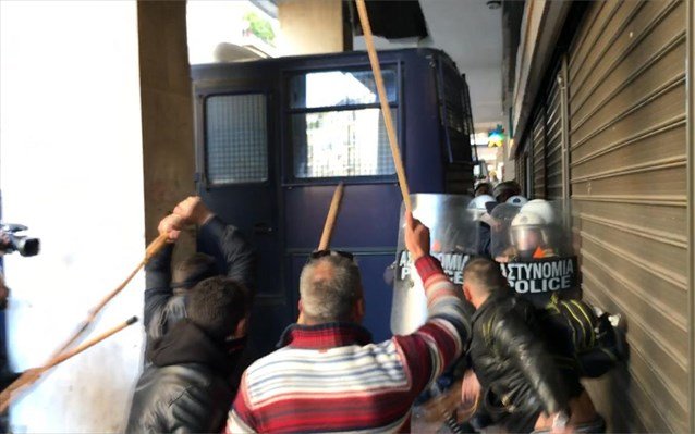 Συλλαλητήριο αγροτών της Κρήτης: Μικροεπεισόδια έξω από το υπουργείο Αγροτικής Ανάπτυξης
