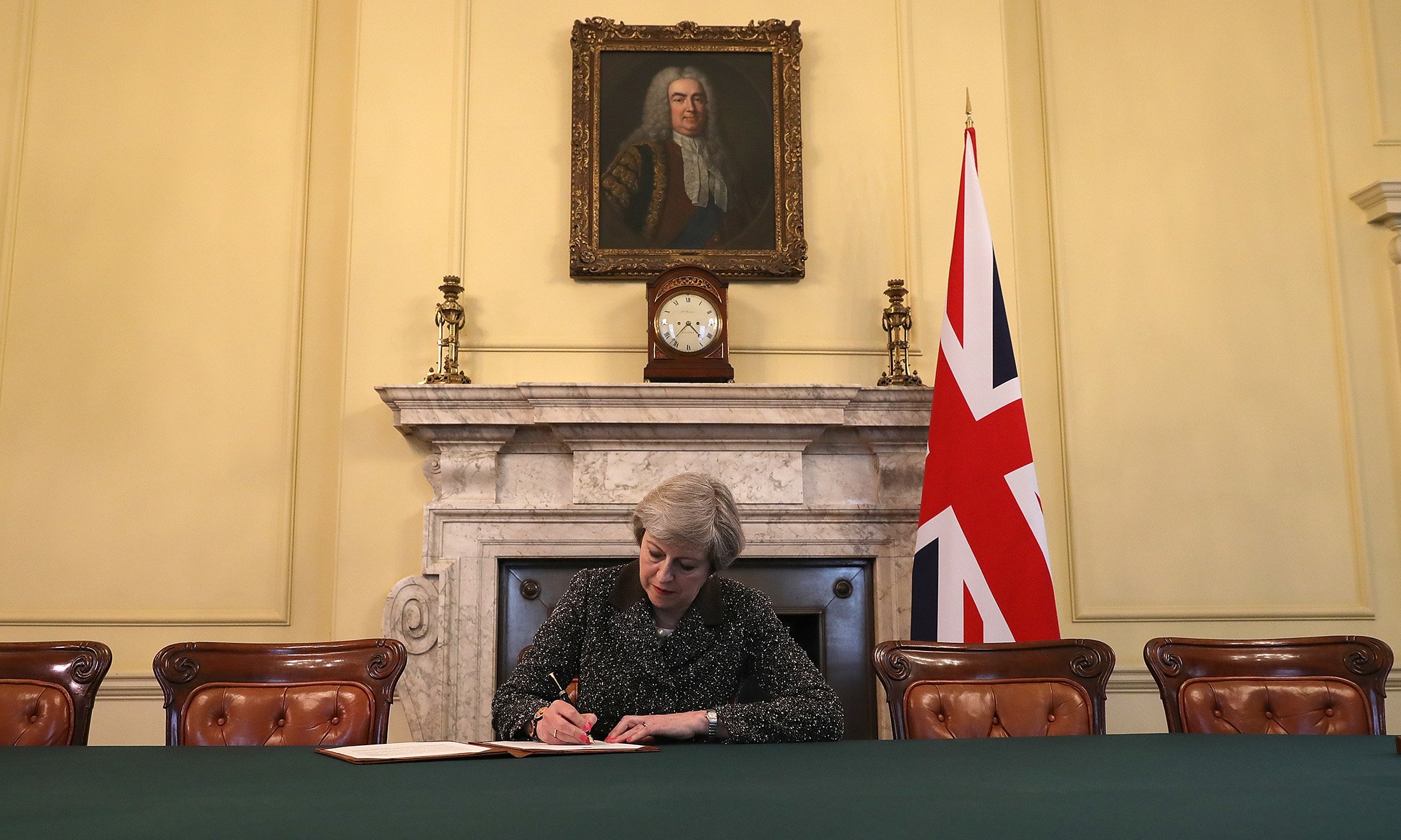 Η Τερέζα Μέι υπέγραψε το έγγραφο εξόδου της Βρετανίας από την ΕΕ