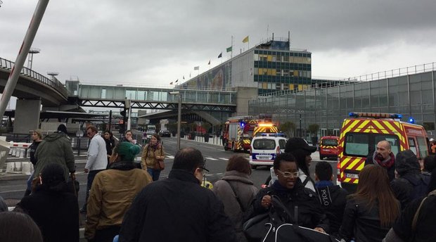 Παρίσι: Ένοπλη επίθεση στο αεροδρόμιο του Ορλί - Η πρώτη φωτογραφία του δράστη (video)