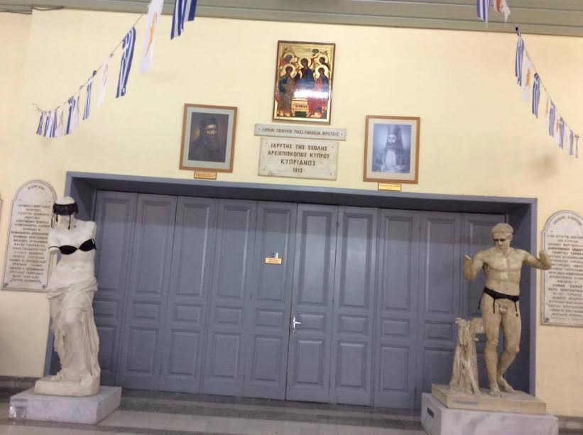 Κύπρος: Έντυσαν με ζαρτιέρες και προφυλακτικά ... αγάλματα σχολείου (ΦΩΤΟ)