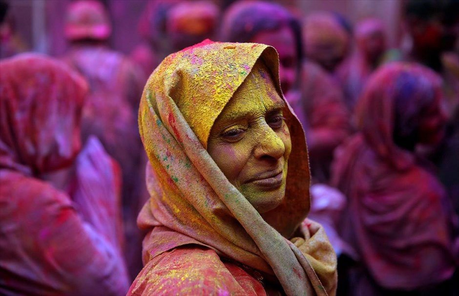 Στιγμιότυπο από τον εορτασμό του φεστιβάλ των χρωμάτων «Χόλι» στην Ινδία