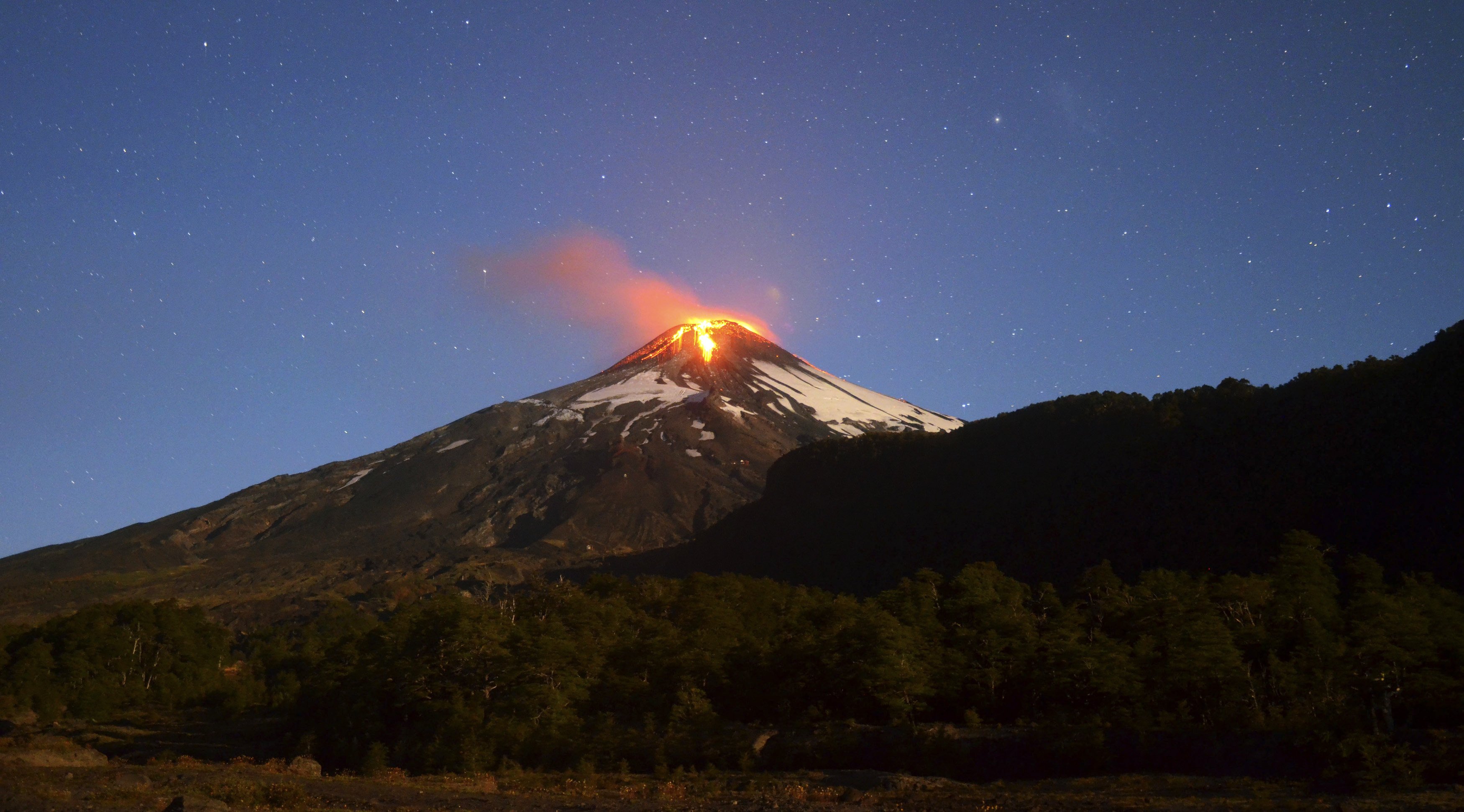 Ηφαίστειο εκρήγνυται την ώρα που τουρίστες εξερευνούν τον κρατήρα του (video)