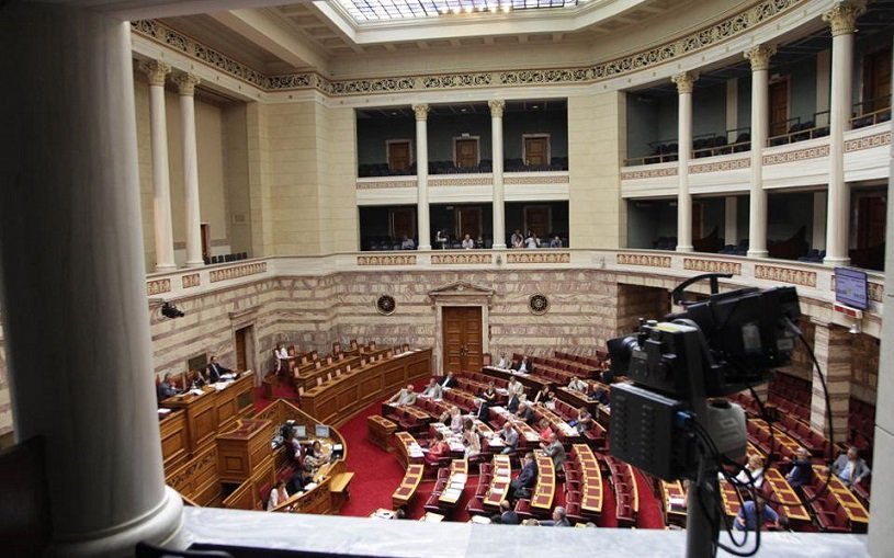 Αντιπαράθεση στη Βουλή με «φόντο» τη διακυβέρνηση Καραμανλή & τις ευθύνες για την υπαγωγή της χώρας σε μνημόνια