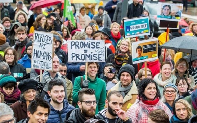 Υπέρ της μετεγκατάστασης προσφύγων από την Ελλάδα εκατοντάδες διαδηλωτές στις Βρυξέλλες