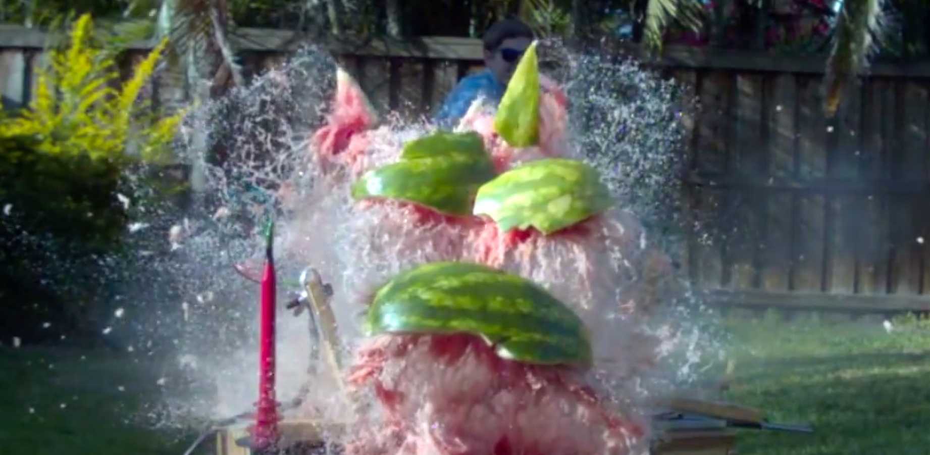Τι συμβαίνει όταν 20.000 βολτ διαπερνούν ένα καρπούζι; Το video που έγινε viral