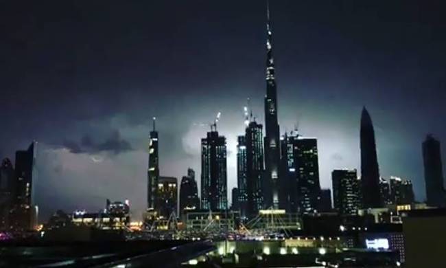 Viral video από τη στιγμή που κεραυνός χτυπά ουρανοξύστη στο Ντουμπάι