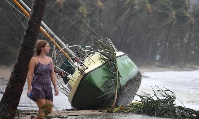 Ο τυφώνας Ντέμπι σαρώνει την Αυστραλία: 2 νεκροί - Ολόκληρες πόλεις κάτω από λασπόνερα
