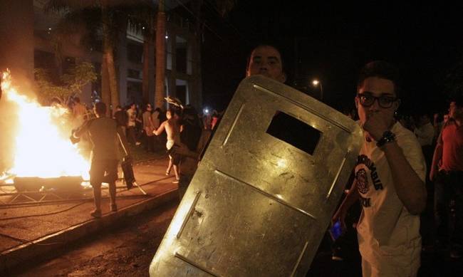 Σκηνές χάους στην Παραγουάη: Διαδηλωτές κατέλαβαν διά της βίας το Κογκρέσο (εικόνες-βίντεο)