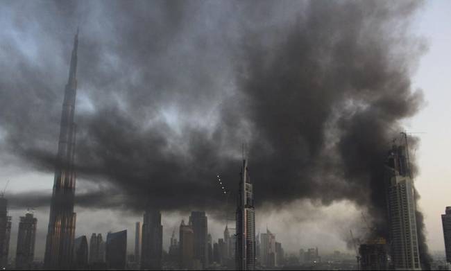 Πυρκαγιά σε ουρανοξύστη του Ντουμπάι (εικόνες-βίντεο)