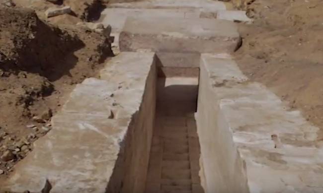 Αρχαιολόγοι ανακάλυψαν πυραμίδα ηλικίας 3.700 ετών (pics+vid)