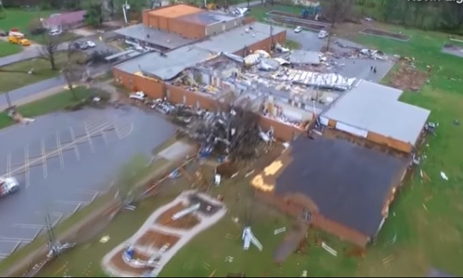 Συγκλονιστικό! Drone καταγράφει το σαρωτικό πέρασμα ενός τυφώνα