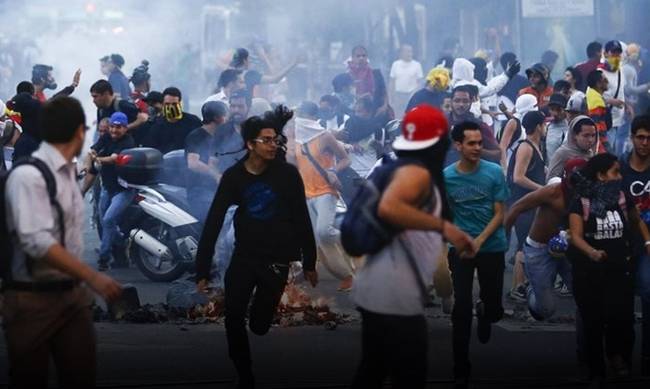 Βενεζουέλα: Διαδηλωτές κατέκλυσαν  τους δρόμους κατά του προέδρου Μαδούρο