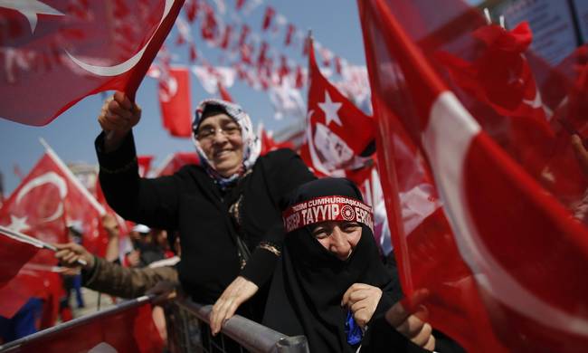 Δημοψήφισμα Τουρκία: Πανηγυρίζουν οι οπαδοί του Ερντογάν – Επανακαταμέτρηση ζητά η αντιπολίτευση