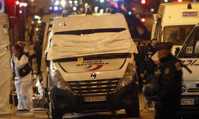 Επίθεση Παρίσι: Βίντεο ντοκουμέντο - Οι αστυνομικοί πυροβολούν το δράστη (vid)