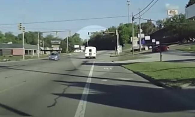 Βίντεο σοκ: Τετράχρονη πέφτει στην άσφαλτο από κινούμενο λεωφορείο