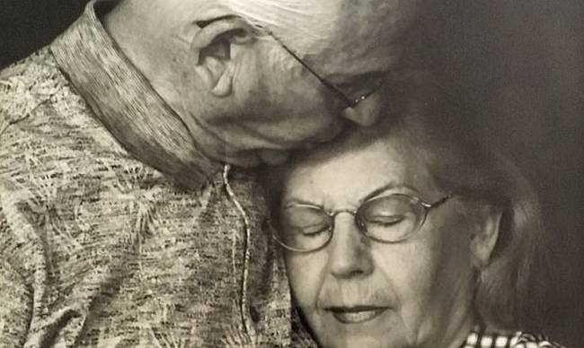 Μαζί στη ζωή και στο θάνατο: Πέθαναν με διαφορά 40 λεπτών έπειτα από 69 χρόνια γάμου (pics)