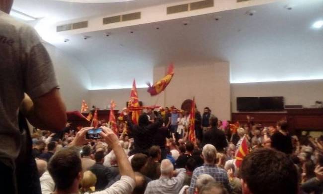 Χάος στα Σκόπια: Εισβολή οπαδών του Γκρούεφσκι στη Βουλή - Δείτε Live